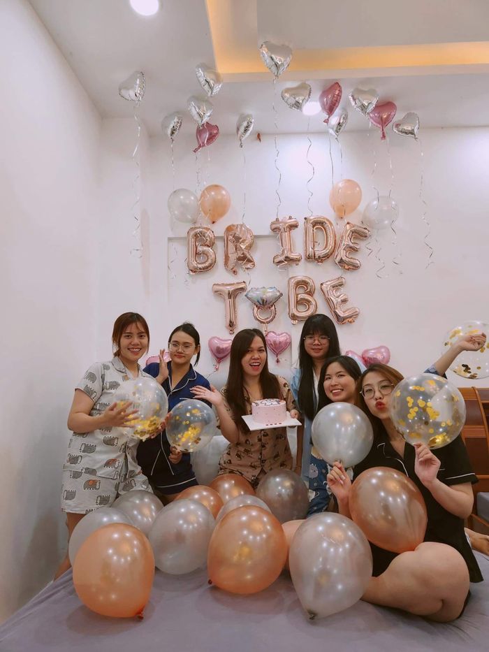  Uyên Phương tổ chức tiệc độc thân kéo dài 2 ngày 1 đêm tại nhà. 
