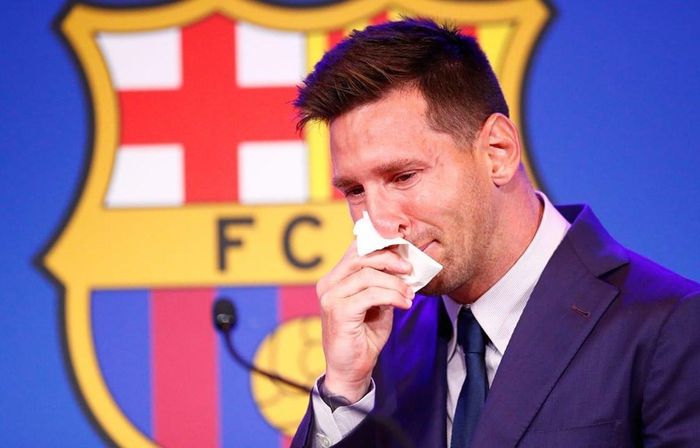 Messi trông rất đau khổ khi nói chuyện trước giới truyền thông và các đồng đội tại Nou Camp trong buổi chia tay