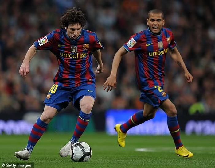 Dani Alves (bên phải) đã nói rõ rằng anh muốn đồng đội cũ của mình Messi (bên trái) trở lại Barcelona. Ảnh: Getty Images