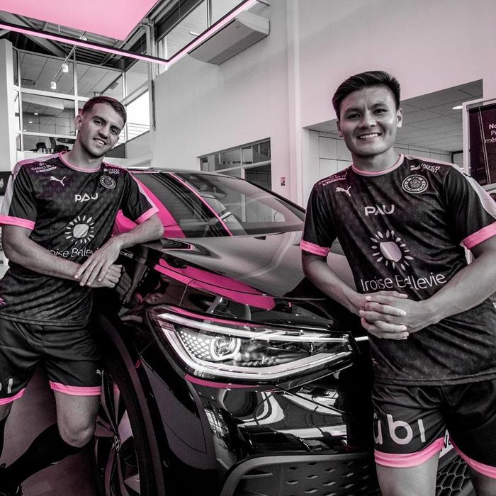 Quang Hải xuất hiện trong mẫu áo mới của Pau FC