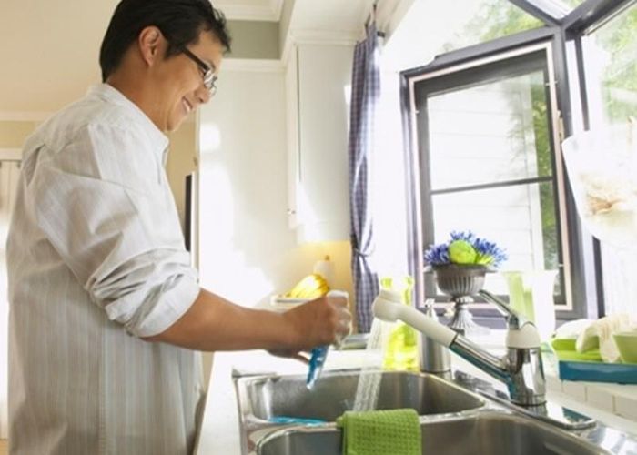 Rửa bát kiểu này, người đàn ông suýt mất đi tính mạng. - Ảnh minh họa.