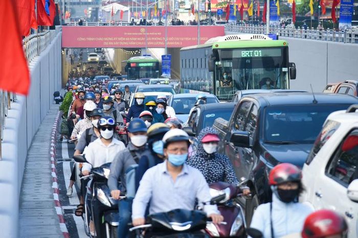 Tình trạng ùn tắc xuất hiện ngay khi bắt đầu giờ cao điểm