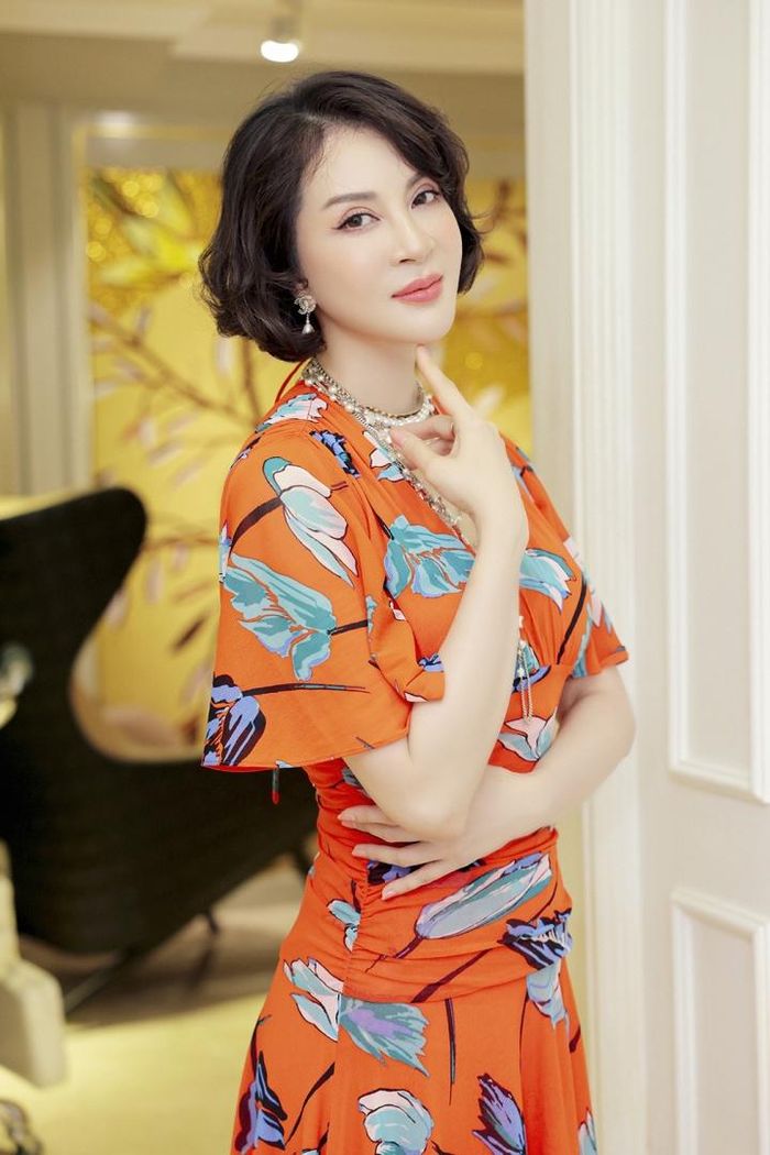 Gần đây, người đẹp chuộng kiểu tóc ngắn xoăn lọn cách điệu khiến gương mặt càng thanh thoát hơn.