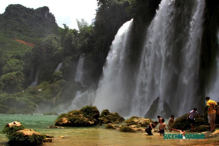 Ngay từ xa du khách có thể nghe thấy tiếng thác nước réo ào ào, sự hùng vĩ và tráng lệ của thác. Ngày đêm thác nước cuồn cuộn đổ xuống những tảng đá phẳng làm tung lên vô vàn hạt bụi trắng xóa m cả một vùng rộng lớn. Đứng dưới chân thác bạn sẽ cảm nhận một không khí sảng khoái và dễ chịu, được tạo bởi màn sương nước đang bay lên.
