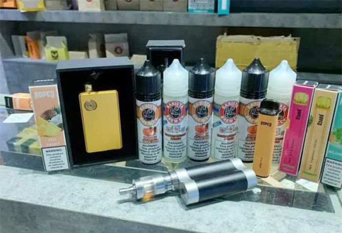 Một số loại vape được ra bán tràn lan trên mạng xã hội với giá rất rẻ.