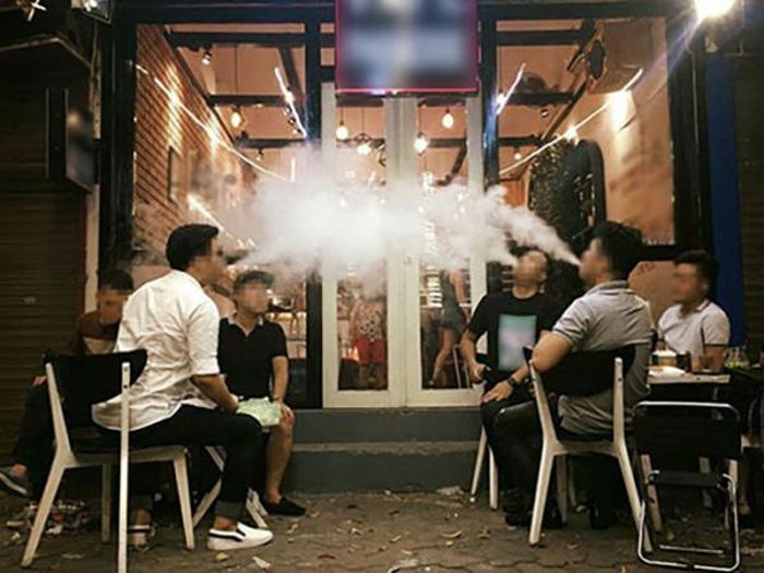 Vape đang là thú chơi sành điệu của một bộ phận giới trẻ.