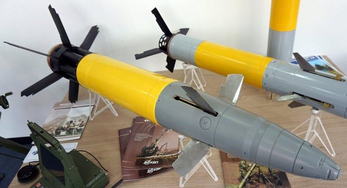 Tháng 9/2022, Liên bang Nga điều động pháo kéo Msta-B với đạn Krasnopol xuống bán đảo Crimea để tăng cường sức mạnh tác chiến. Để đảm bảo bắn chính xác oại đạn nói trên, các pháo thủ Nga còn nhận được máy bay không người lái Orlan-10.