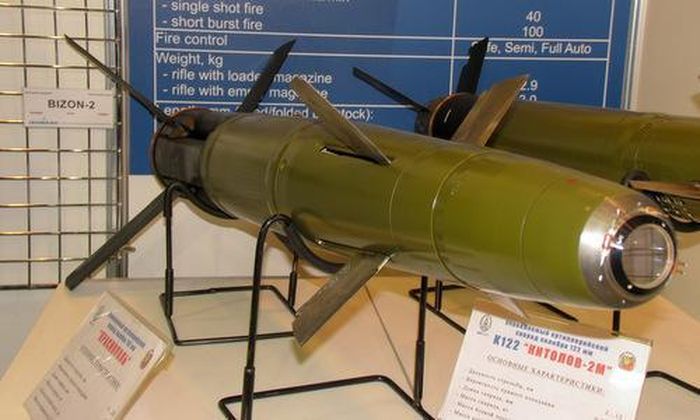 Nhà phát triển đạn pháo dẫn đường Krasnopol là "KB pribrostroeniya" của Nga, được đặt theo tên Viện sĩ Arkady Shipunov. Người đứng đầu cơ sở nói trên là ông Dmitry Konopliov, người vào tháng 7/2022 đã qua đời mà chưa rõ nguyên nhân.