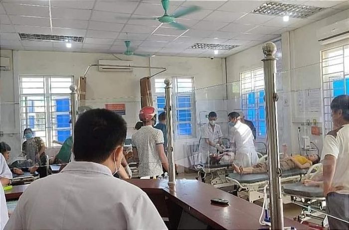 Nhiều công nhân đang được cấp cứu tại bệnh viện, trong đó có 3 công nhân bị thương nặng.
