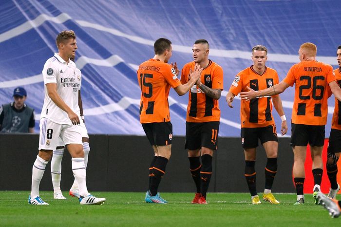  Cách biệt 2 bàn khiến Real thi đấu có phần chủ quan ở cuối hiệp một. Phút 39, Shakhtar bất ngờ có bàn rút ngắn cách biệt sau pha tung người dứt điểm của Oleksandr Zubkov. Ở ngoài biên, HLV Ancelotti tỏ rõ sự không hài lòng khi chứng kiến học trò thi đấu hời hợt. 