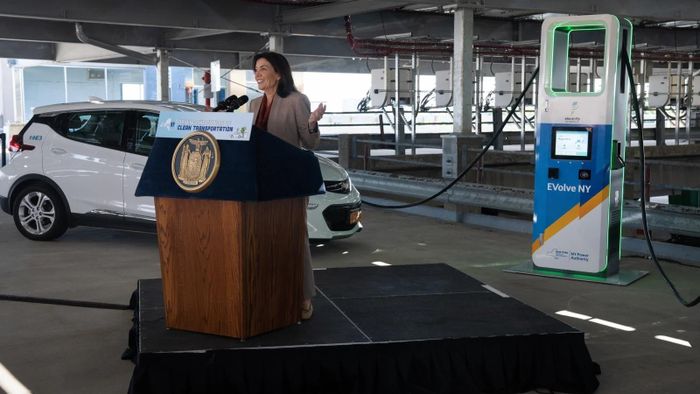  Thống đốc Kathy Hochul của New York xác nhận lộ trình hướng đến mục tiêu cấm bán xe xăng tại bang này vào năm 2035. Ảnh: Gov. Hochul. 
