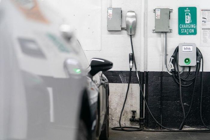  Ôtô điện nạp năng lượng tại một điểm sạc ở thành phố New York. Ảnh: Jeenah Moon/Bloomberg. 