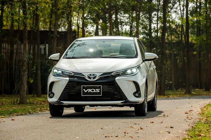  Chi phí đổ đầy bình nhiên liệu trên Toyota Vios chỉ còn khoảng 900.000 đồng. Ảnh: Toyota. 
