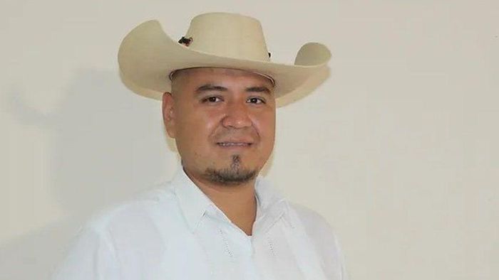 Thị trưởng Conrado Mendoza Almeda cùng bố của ông, người cũng từng là thị trưởng thị trấn San Miguel Totolapan, thiệt mạng sau vụ tấn công 6/10. Ảnh: Chính quyền Totolapan.