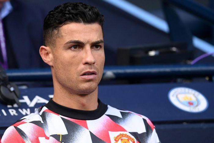 Ronaldo ngồi dự bị ở trận thua Man City. Ảnh: Reuters.