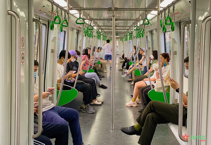  Thay vì chỉ trích những điều chưa cải tiến của loại hình này, bạn cũng có thể đứng dậy, trải nghiệm trực tiếp những lợi ích mà tàu điện mang lại. 