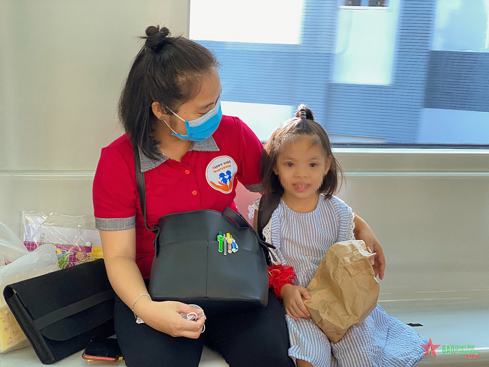  Chị Sa có thêm thời gian trò chuyện, chăm sóc con trên đoạn đường di chuyển tới chỗ dạy, đây là khoảng thời gian quý giá vì hai mẹ con càng gắn kết hơn. 