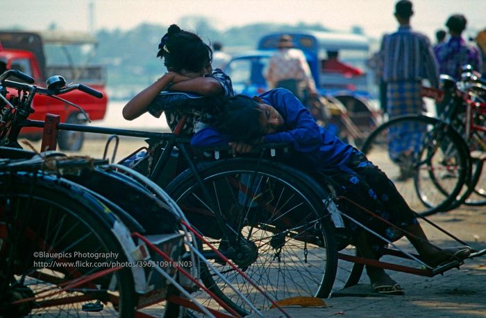 Giấc ngủ của vợ chồng người lái xích lô trên đường phố Yangoon.