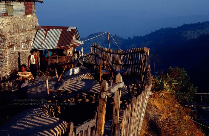 Tiền đồn của quân đội Myanmar gần chùa Kyaiktiyo. Sườn đồi dưới chân đồn cắm chông tre dày đặc.