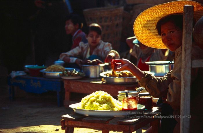 Hàng quán ở khu vực chùa Kyaiktiyo.