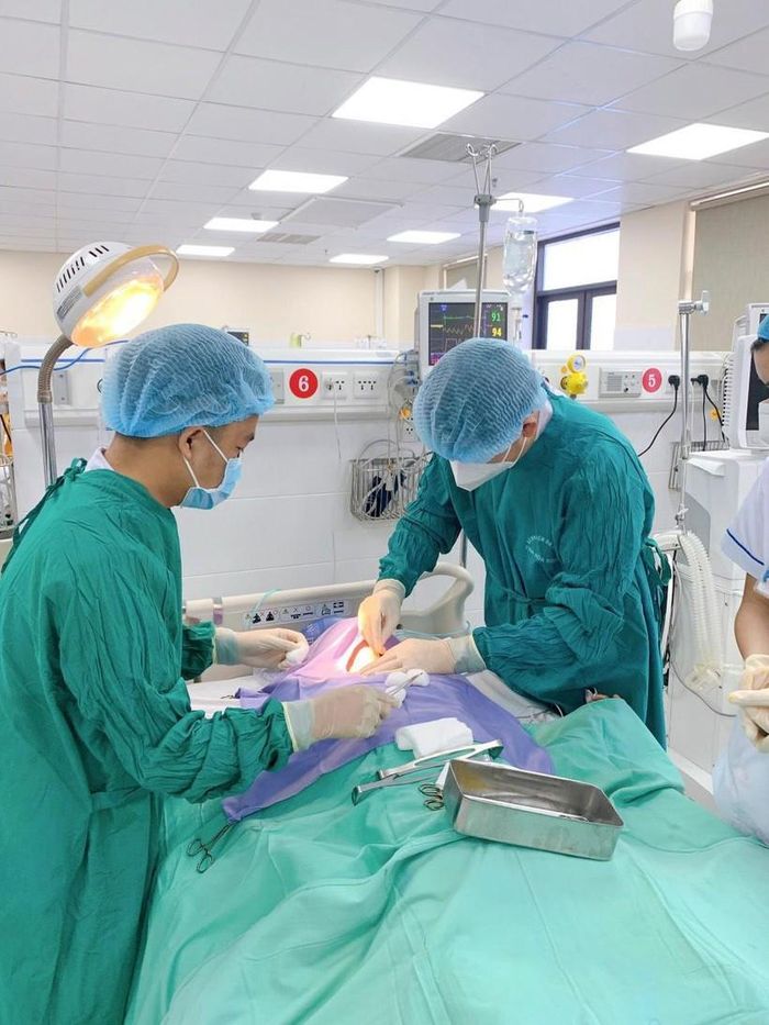 Mở khí quản cấp cứu, tạo đường thở cho bệnh nhân mắc uốn ván. Ảnh: BV.