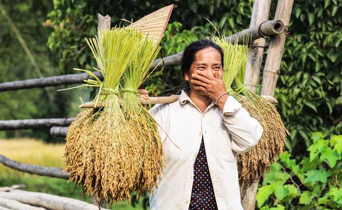 Nụ cười e thẹn của người dân tộc bản địa khi gặp khách lạ