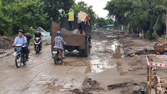 Đường bùn lầy, sình đất tiềm ẩn nguy cơ tai nạn giao thông.