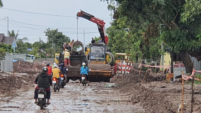 Thi công gần 1 năm nhưng đường Lò Rèn vẫn trong tình trạng ngổn ngang, sình lầy.