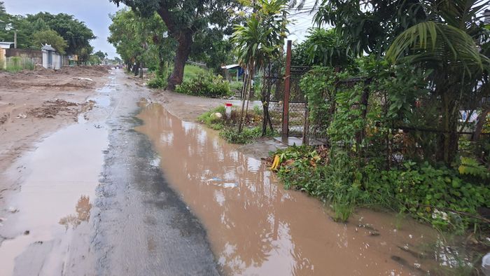 Ngày mưa đường trơn trợt, ao tù nước đọng