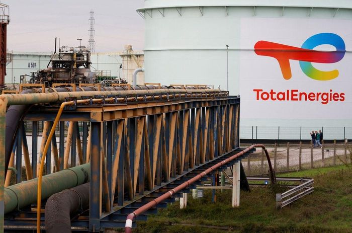  Một cơ sở của tập đoàn dầu khí TotalEnergies ở Mardyck, gần Dunkerque, Pháp, vào ngày 4/10. Ảnh: Reuters. 