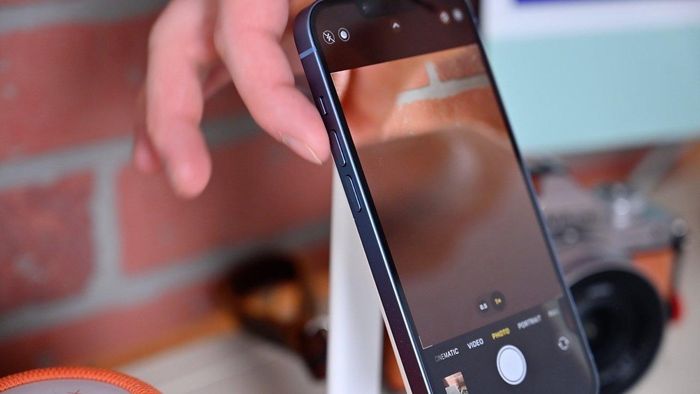 Nhấn nút tăng hoặc giảm âm lượng để chụp. Ảnh: Apple Insider.