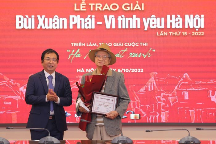 Ông Nguyễn Tuấn Hùng, Phó tổng giám đốc TTXVN trao Giải thưởng Lớn - Vì tình yêu Hà Nội cho đạo diễn, NSND Trần Văn Thủy. Ảnh: Hòa Nguyễn