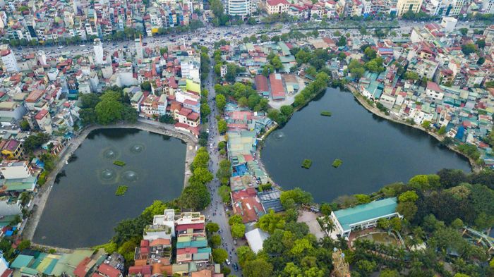 Hồ Võ Thị Sáu nằm trên con phố VTS nối Thanh Nhàn với đường Trần Khát Chân