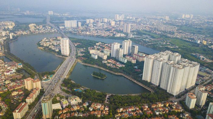 Hồ Linh Đàm là hồ lớn nhất ở quận Hoàng Mai, thành phố Hà Nội. Hồ Linh Đàm được đặt qua cầu vượt Đường vành đai 3, dài khoảng 45000m từ phía tây của quận Hai Bà Trưng, Hồ Linh Đàm được đổ gần sát với phường Văn Điển và huyện Thanh Trì
