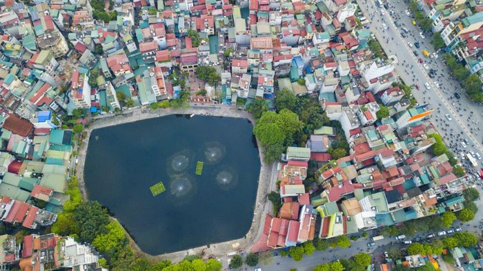 Hồ Võ Thị Sáu nằm trên con phố Võ Thị Sáu nối Thanh Nhàn với đường Trần Khát Chân
