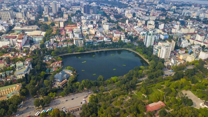 Hồ Thiền Quang (hay còn gọi là Hồ Ha-le, Hồ Halais theo tên của phố Nguyễn Du (rue Halais) thời Pháp thuộc) là một hồ ở quận Hai Bà Trưng, Hà Nội. Hồ được bao quanh bởi bốn con phố/đường đầy cây xanh và bóng mát là Nguyễn Du, Trần Bình Trọng, Trần Nhân Tông và Quang Trung, đặc biệt là đường Nguyễn Du có hàng cây hoa sữa tỏa hương ngào ngạt vào mùa thu