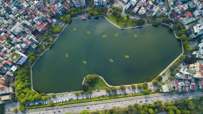 Hồ Ba Mẫu thuộc phường Phương Liên, quận Đống Đa, Hà Nội, nằm đối diện qua đường Lê Duẩn với hồ Bảy Mẫu