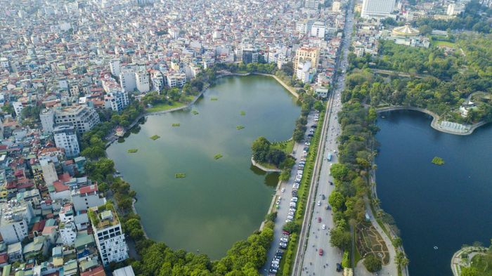 Hồ Ba Mẫu thuộc phường Phương Liên, quận Đống Đa, Hà Nội, nằm đối diện qua đường Lê Duẩn với hồ Bảy Mẫu