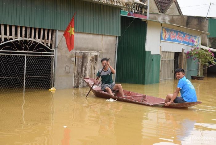 Hiện nay, người dân sử dụng thuyền nhỏ bằng gỗ, tôn... trong những ngày nước lũ dâng cao chia cắt là không an toàn và không kịp thời. Ảnh: Xuân Hoàng