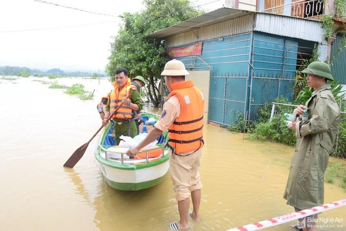 Những vùng quê thường bị nước lũ chia cắt cần có thuyền máy để vận chuyển người và hàng hóa khi cần thiết. Ảnh: Xuân Hoàng