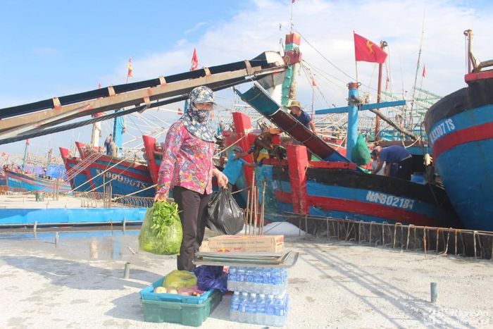 Tiếp thực phẩm cho các tàu trước khi vươn khơi. Ảnh: Việt Hùng