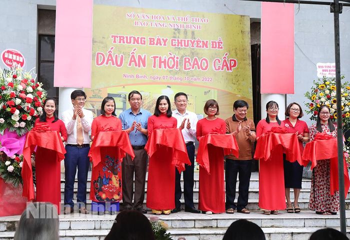 Các đại biểu cắt băng khai mạc chuyên đề triển lãm.