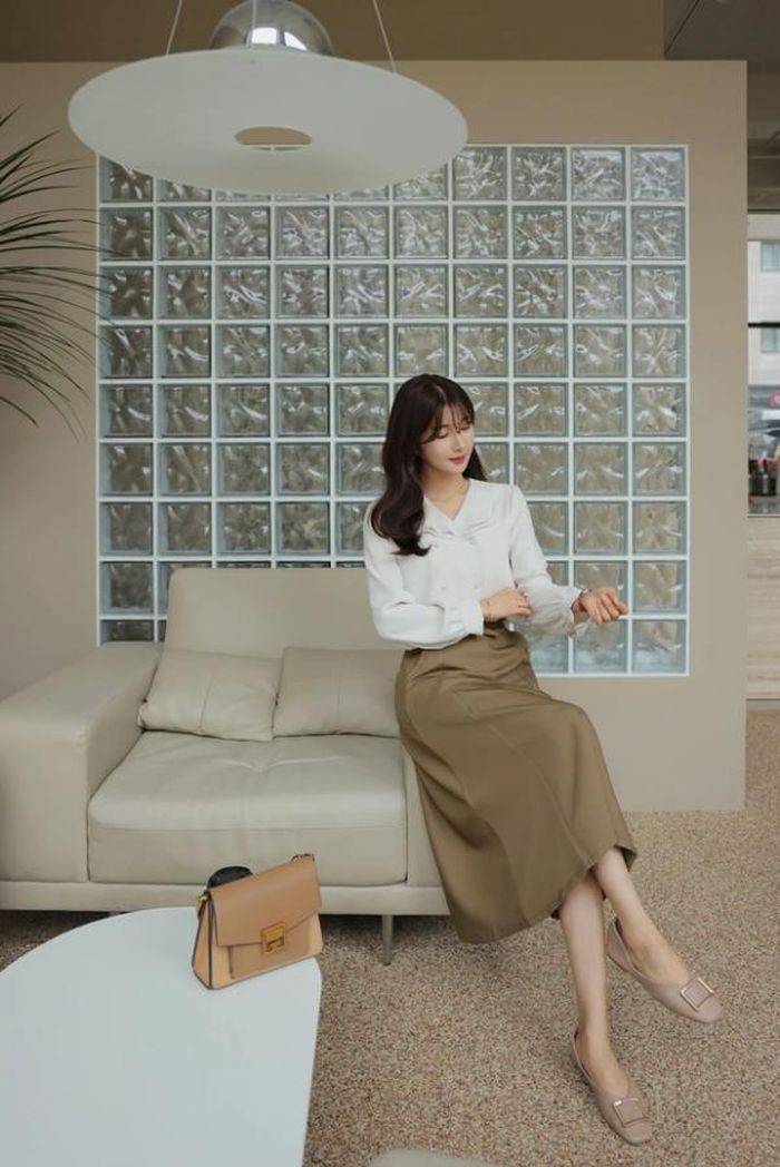 Sự kết hợp giữa áo sơ mi và chân váy giúp bạn ghi điểm thanh lịch, tinh tế nhưng cũng không kém phần trẻ trung.