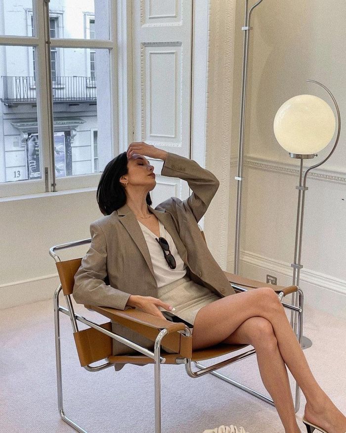 Nếu "chán" mặc quần, bạn cũng có thể kết hợp blazer với nhiều dáng chân váy khác nhau.