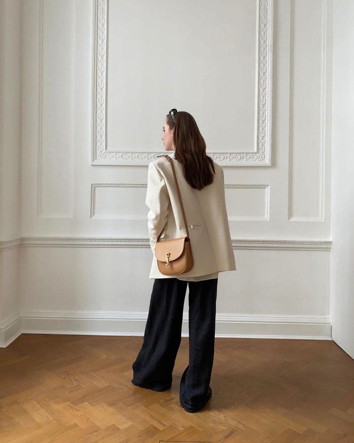 Blazer kết hợp với quần ống suông và giày cao gót là công thức tuyệt vời giúp bạn "ăn gian" chiều cao khá hiệu quả.