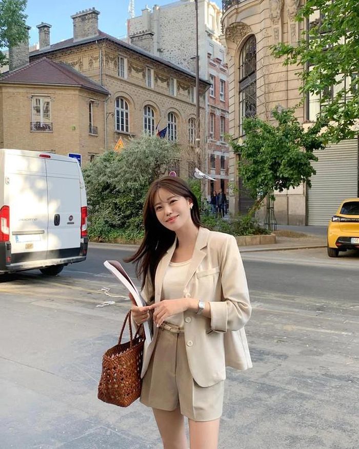 Công thức váy gile và áo trắng đã rất quen thuộc nhưng chưa bao giờ tạo cảm giác nhàm chán.