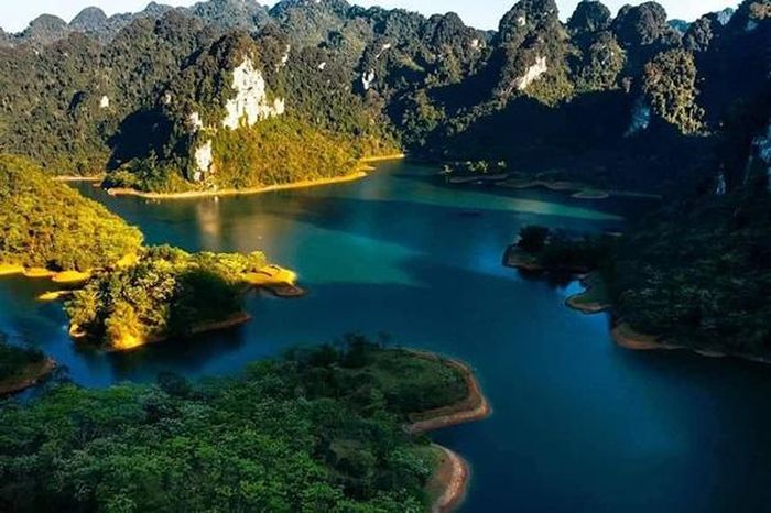 Rừng núi, biển nước mênh mông, cảnh sắc nguyên sơ mộc mạc... tạo nên một tác phẩm nghệ thuật hiếm có, làm ngẩn ngơ du khách.