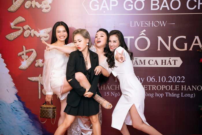 Nhiều ca sĩ nổi tiếng góp mặt trong liveshow kỷ niệm 30 năm ca hát của Tố Nga. 