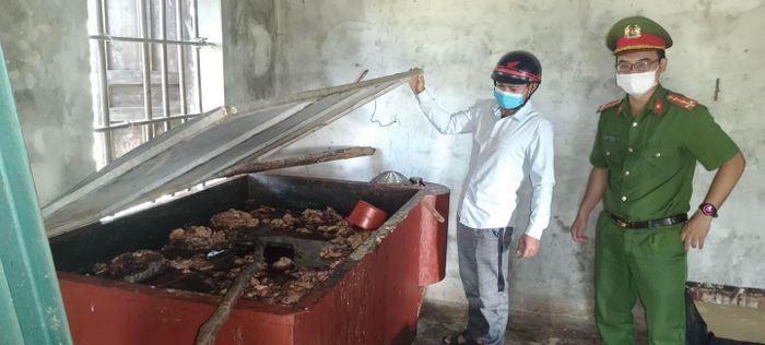 Lực lượng chức năng kiểm tra hiện trường phát hiện mỡ bẩn