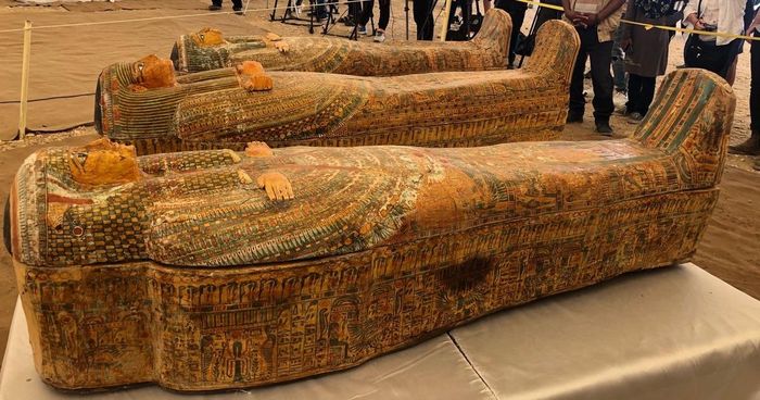 Các nhà khoa học đã tìm được tập bản thảo y học quý hiếm có tên Papyrus Louvre-Carlsberg. Một phần bản thảo có niên đại 3.500 năm tuổi này thuộc về Bảo tàng Louvre tại Paris, Pháp và một phần khác do Đại học Copenhagen bảo quản, cất giữ.